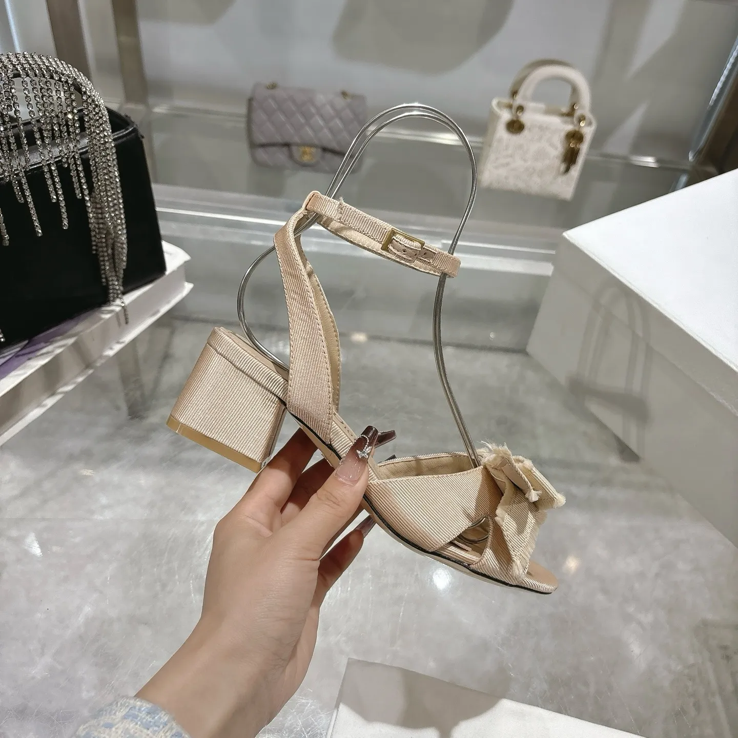 👟👟Ex-factory price 520👟👟 🎆Fringed webbing women's shoes Dior Dior 2024 spring and summer catwalk new Adiorble women's shoes CD star's same fashion tassel bow square head pearl letter logo hardware buckle high-heeled hollow sandals The top high-end version on the market Upper: original customized tassel grosgrain Lining: sheepskin lining foot pad Outsole: Italian leather outsole Heel height: 8.5cm Size: 34-41 (34.40.41. Customization is non-refundable)
